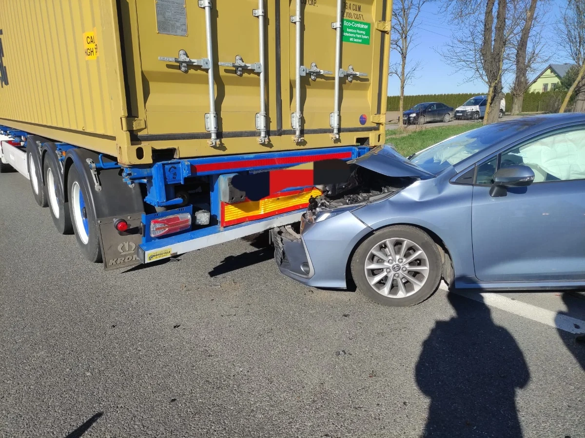 Jedna osoba została przetransportowana do szpitala po wypadku na drodze krajowej nr 91 w miejscowości Subkowy w województwie pomorskim. Zderzyły się tam trzy pojazdy.