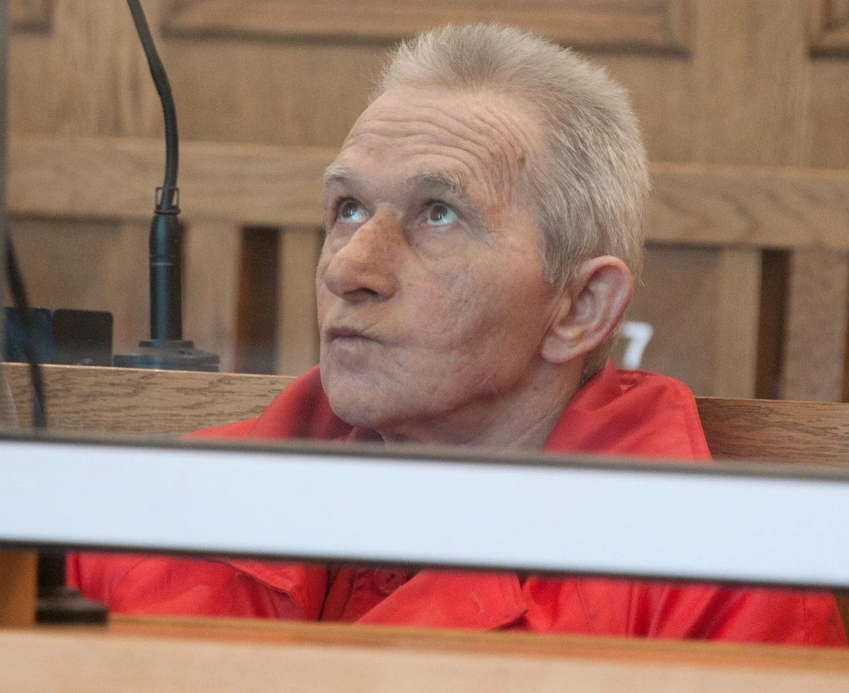 Ryszard Cyba, skazany w 2010 r. na dożywocie za zabójstwo polityka PiS Marka Rosiaka, opuścił szpital psychiatryczny w zakładzie karnym w Częstochowie i trafił do jednego z domów pomocy społecznej. Mężczyźnie bezterminowo zawieszono odbywanie kary ze względu na stan zdrowia psychicznego. Sprzeczny sygnał co do jego obecnej lokalizacji wysłało jednak Ministerstwo Zdrowia, informując w środę, że Cyba przebywa na oddziale psychiatrii sądowej.