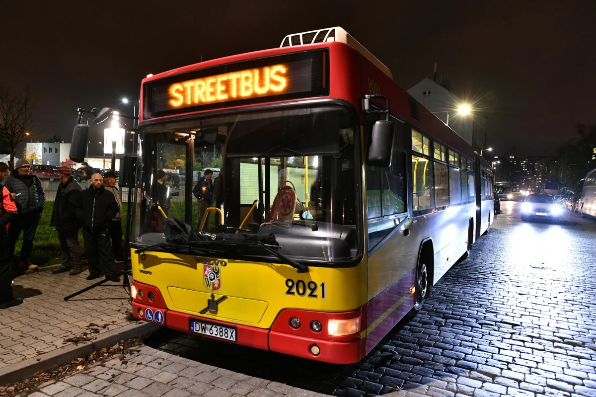 "Ogrzewalnia na kółkach", czyli Streetbus zakończył kolejną, szóstą edycję swojej misji, a organizatorzy podsumowali akcję. To pojazd, który od pierwszych przymrozków krążył po Wrocławiu, pomagając osobom w kryzysie bezdomności. Od początku kursowania Streetbus wydał 140 tysięcy posiłków i przejechał ponad 40 tysięcy kilometrów - tym samym symbolicznie okrążając Ziemię. 
