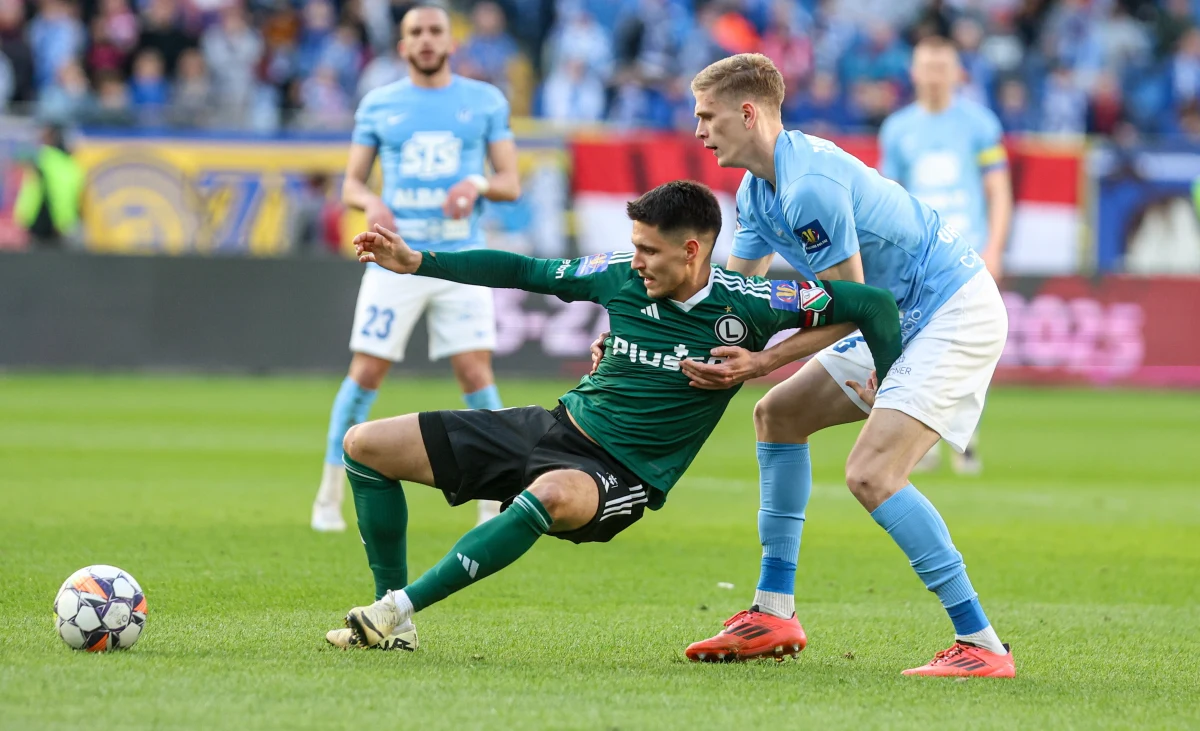 Kibice Ruchu Chorzów, którzy w środowe popołudnie tłumnie zgromadzili się na trybunach Stadionu Śląskiego, przeżyli prawdziwy zawód. "Niebiescy" w półfinale Pucharu Polski zostali zdeklasowani przez Legię Warszawa - przegrali aż 0:5. Podopieczni Goncalo Feio w majowym finale na PGE Narodowym zmierzą się z Pogonią Szczecin.