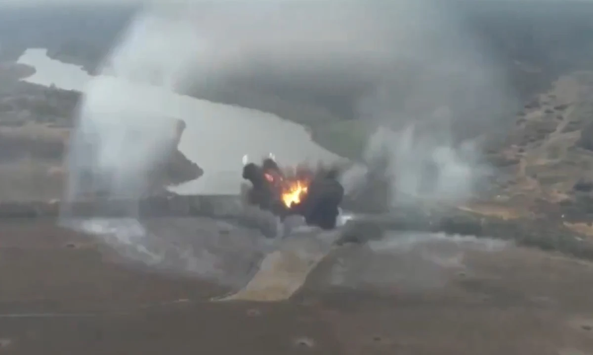 Rosjanie mieli zbombardować tamę w obwodzie biełgorodzkim, by powstrzymać natarcie ukraińskich brygad pancernych. Według rosyjskich blogerów militarnych zaporę zniszczono potężną 3-tonową szybującą bombą typu FAB-3000. Nagrania z rzekomego uderzenia udostępniono na kanałach Telegramu.