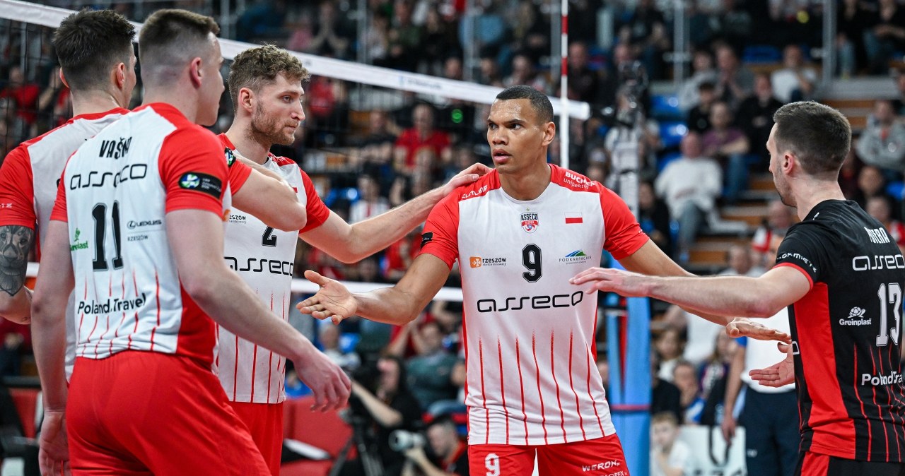 Polscy siatkarze przegrywają w finale europejskiego pucharu. Czerwona kartka, iskry pod siatką