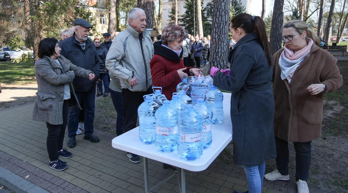 Wojska Obrony Terytorialnej pomagają przy dystrybucji wody pitnej w Otwocku - przekazał w środę wicepremier, minister obrony narodowej Władysław Kosiniak-Kamysz. Rządowa Agencja Rezerw Strategicznych ma dostarczyć mieszkańcom łącznie 45 tys. litrów wody do picia, a także środki dezynfekujące. Woda w kranach otwocczan popłynie najwcześniej w sobotę.
