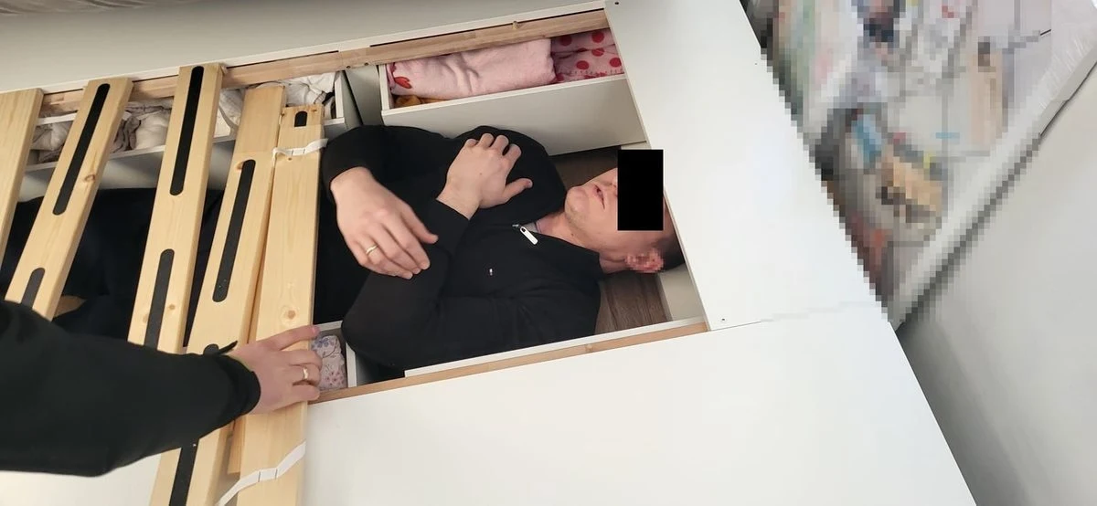 Lubelscy policjanci, tropiący podejrzanych o najcięższe przestępstwa, wpadli ostatnio na trop mężczyzny, który ma związek ze sprawą śmiertelnego pobicia sprzed 9 lat. Okazało się, że ich informacje były dobre, bowiem 32-latek ukrywał się w sprawdzanym mieszkaniu. Łatwo skóry sprzedać jednak nie chciał i przed funkcjonariuszami schował się pod materacem.