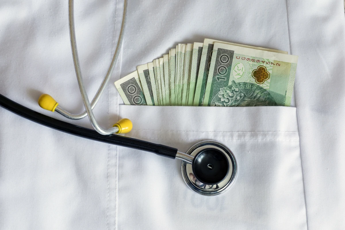 9 zarzutów usłyszał lekarz z Myszkowa w województwie śląskim. Dotyczą one m.in. brania łapówek i wystawiania orzeczeń lekarskich bez przeprowadzania badań. 