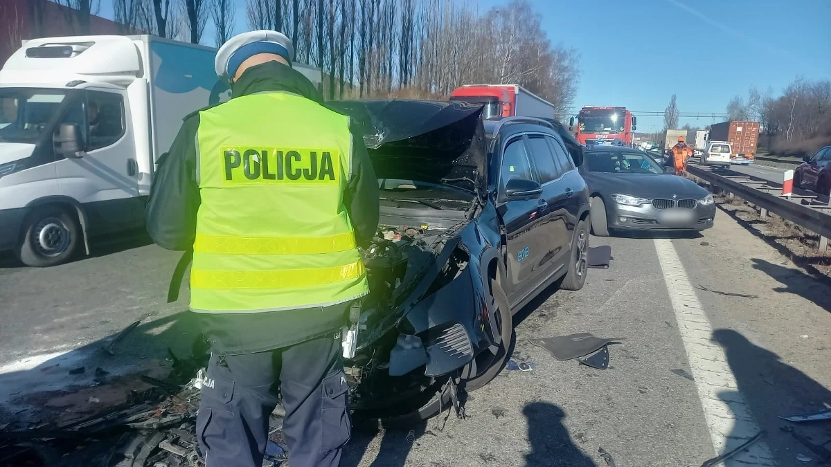 Cztery auta zderzyły się o poranku na obwodnicy Trójmiasta przed węzłem Gdańsk-Południe w stronę Łodzi. Jedna osoba jest pod opieką ratowników. Zablokowany był lewy pas. Zator miał ponad 7 kilometrów. Utrudnienia zakończyły się o godz. 10:20 – podał w czwartek dyżurny GDDKiA
