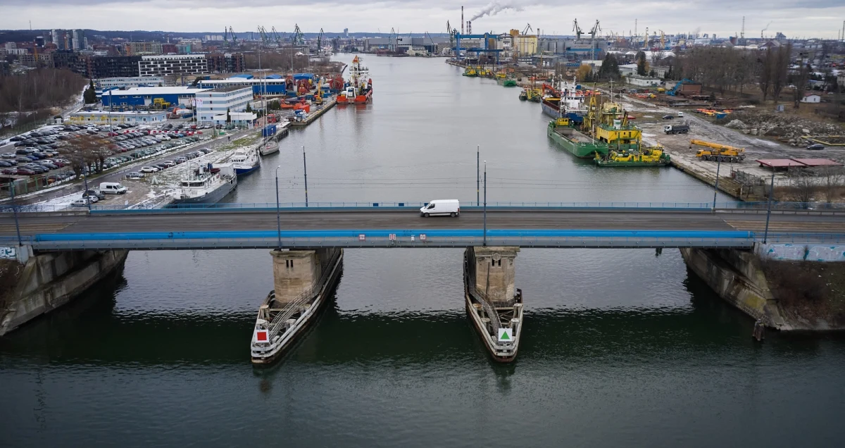 „Jedna zasada nam przyświeca. Mamy nie pogorszyć. Gdy lekarz przystępuje do leczenia, ma nie pogorszyć i my też nie pogorszymy” – zapowiada prof. Krzysztof Żółtowski z Politechniki Gdańskiej. Ruszają prace, które mają na celu stabilizację i przyszłą przebudowę Mostu Siennickiego. Została wybrana firma do przeprowadzenia pilnych prac, które mają zakończyć się w czerwcu, umożliwiając tym samym przywrócenie ruchu pieszego i rowerowego. 