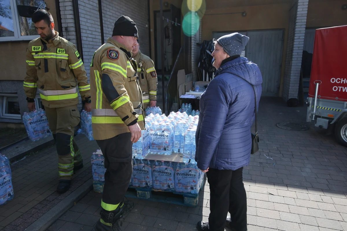 "Piątek bądź sobota będą tym terminem, kiedy przekażemy państwu informacje, czy woda dostarczana do mieszkańców może być wykorzystywana na cele sanitarne" - zapowiedział prezydent Otwocka Jarosław Margielski. Miasto kolejny dzień zmaga się ze skutkami poważnej awarii stacji uzdatniania wody. 
