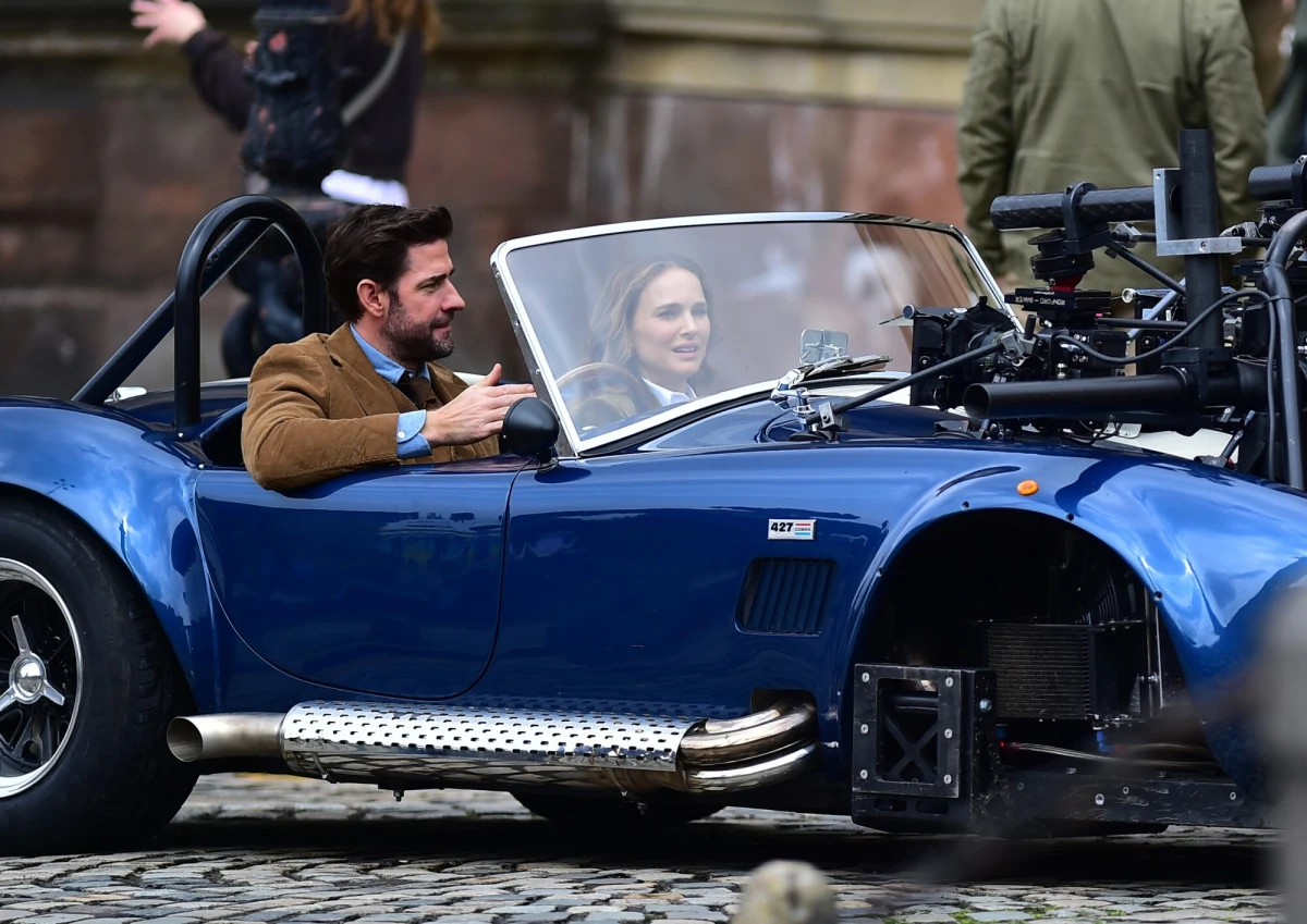 W sieci zadebiutował pierwszy zwiastun filmu "Fountain of Youth", "Fontanna Młodości". Główne role grają John Krasinski, Natalie Portman i Stanley Tucci. Film, tym razem przygodowy, wyreżyserował specjalista od kina gangsterskiego Guy Ritchie. 