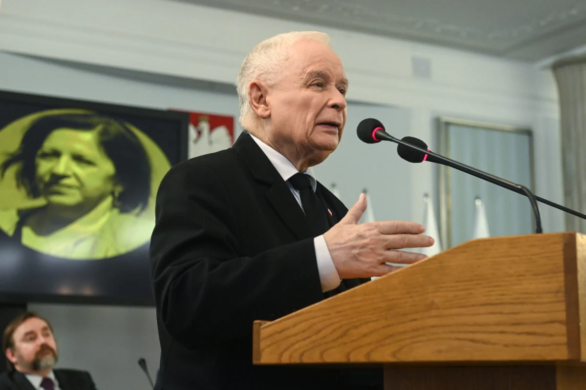 Prezes Prawa i Sprawiedliwości, Jarosław Kaczyński, stawił się w czwartek rano w Prokuraturze Okręgowej Warszawa-Praga, gdzie składał zeznania w sprawie śmierci Barbary Skrzypek, wieloletniej współpracowniczki partii. Przed wejściem do budynku, Kaczyński oświadczył, że doszło do "poważnego przestępstwa" i zapowiedział wyciągnięcie konsekwencji prawnych wobec osób zaangażowanych w sprawę. "To, co się stało, to nie tylko błąd, to poważne przestępstwo" – powiedział.