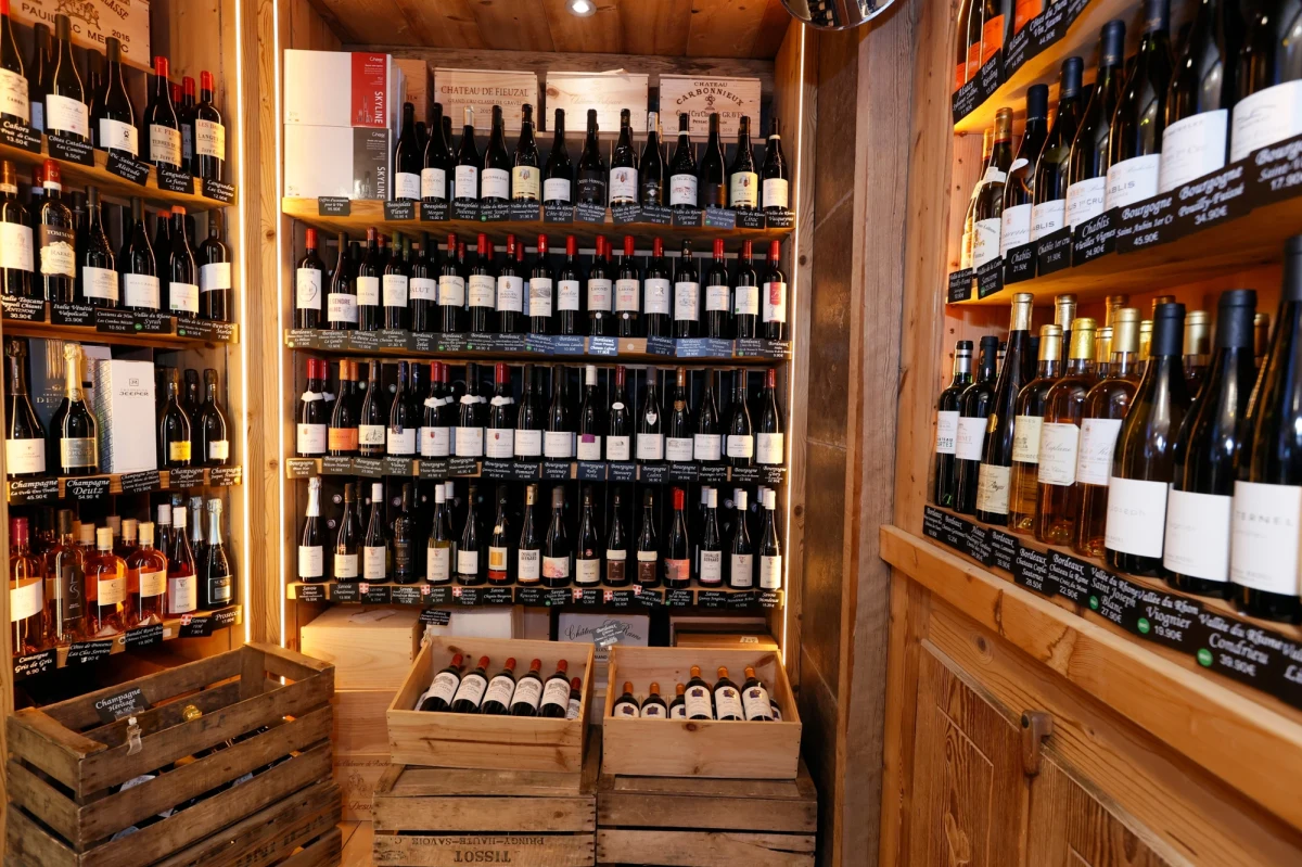 "Wojna gospodarcza ze Stanami Zjednoczonymi!", "Ryzyko światowej recesji!", "Francuskie wino będzie miało posmak goryczy" - tak paryskie media komentują konsekwencje decyzji amerykańskiego prezydenta Donalda Trumpa o wprowadzeniu wysokich cel na produkty importowane do USA. Największy niepokój budzi m.in. sytuacja producentów francuskiego wina, szampana i koniaku.