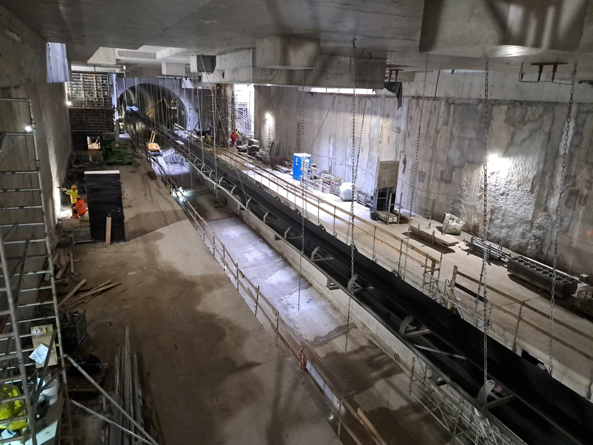 Są już perony, schody, szyby wind i wykończone ściany - podziemne przystanki "łódzkiego metra" nabierają kształtów i już można zobaczyć na zdjęciach z budowy, jak będą wyglądały, a nie tylko wyobrażać sobie stacje kolejowe wzdłuż tunelu średnicowego. Największy postęp prac widoczny jest na przystanku, który będzie w pobliżu Manufaktury - stacji Polesie.