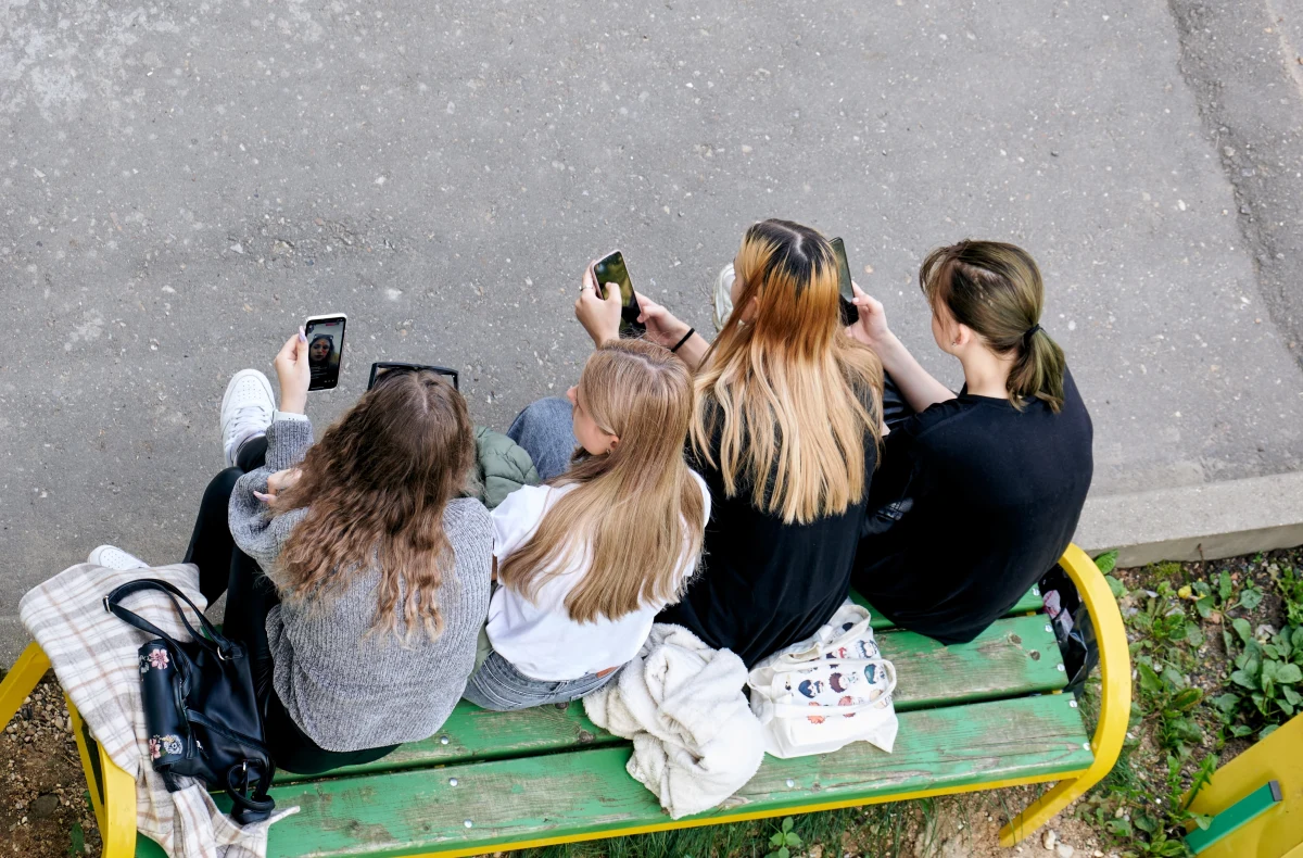 W dobie cyfrowej rewolucji, kiedy smartfony i media społecznościowe stały się nieodłącznym elementem życia młodych ludzi na całym świecie, pojawia się coraz więcej pytań o wpływ tych technologii na zdrowie psychiczne nastolatków - pisze w artykule redakcyjnym czasopismo "Nature". Redakcja zwraca uwagę na to, że choć w opublikowanej ostatnio książce "Handbook of Children and Screens" podsumowano tysiące badań na ten temat, autorstwa niemal 400 specjalistów, debata na temat tego, czy smartfony i media społecznościowe są główną przyczyną problemów ze zdrowiem psychicznym wśród młodzieży, nie wydaje się mieć końca. To oznacza, że zarówno naukowcy, jak i firmy technologiczne mają w tej sprawie jeszcze wiele do zrobienia.