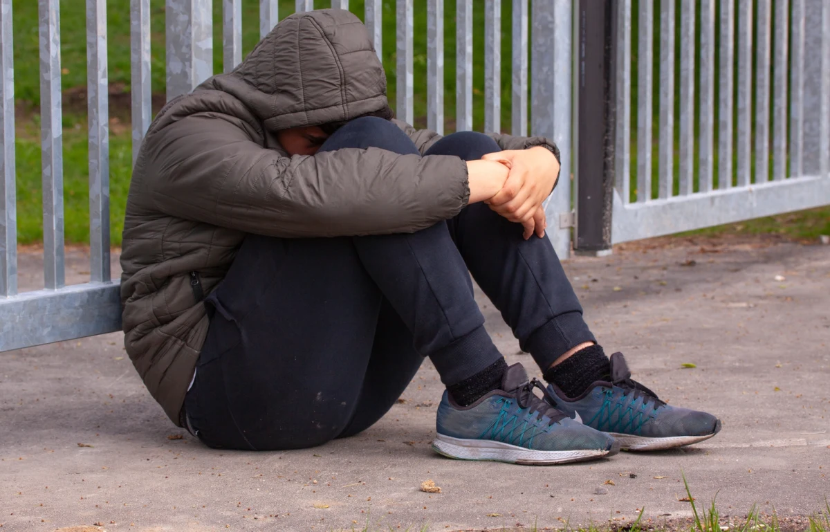 Rodzice uczniów z jednej z podwrocławskich szkół zgłosili się do RMF FM z apelem o pomoc. W placówce miało dojść do znęcania się nad 14-letnim uczniem przez kolegów z klasy. Rówieśnicy mieli dopuścić się wobec niego innej czynności seksualnej. Mimo złożenia zawiadomienia na policję i poinformowania wszystkich instytucji, oprawcy wciąż chodzą do szkoły.