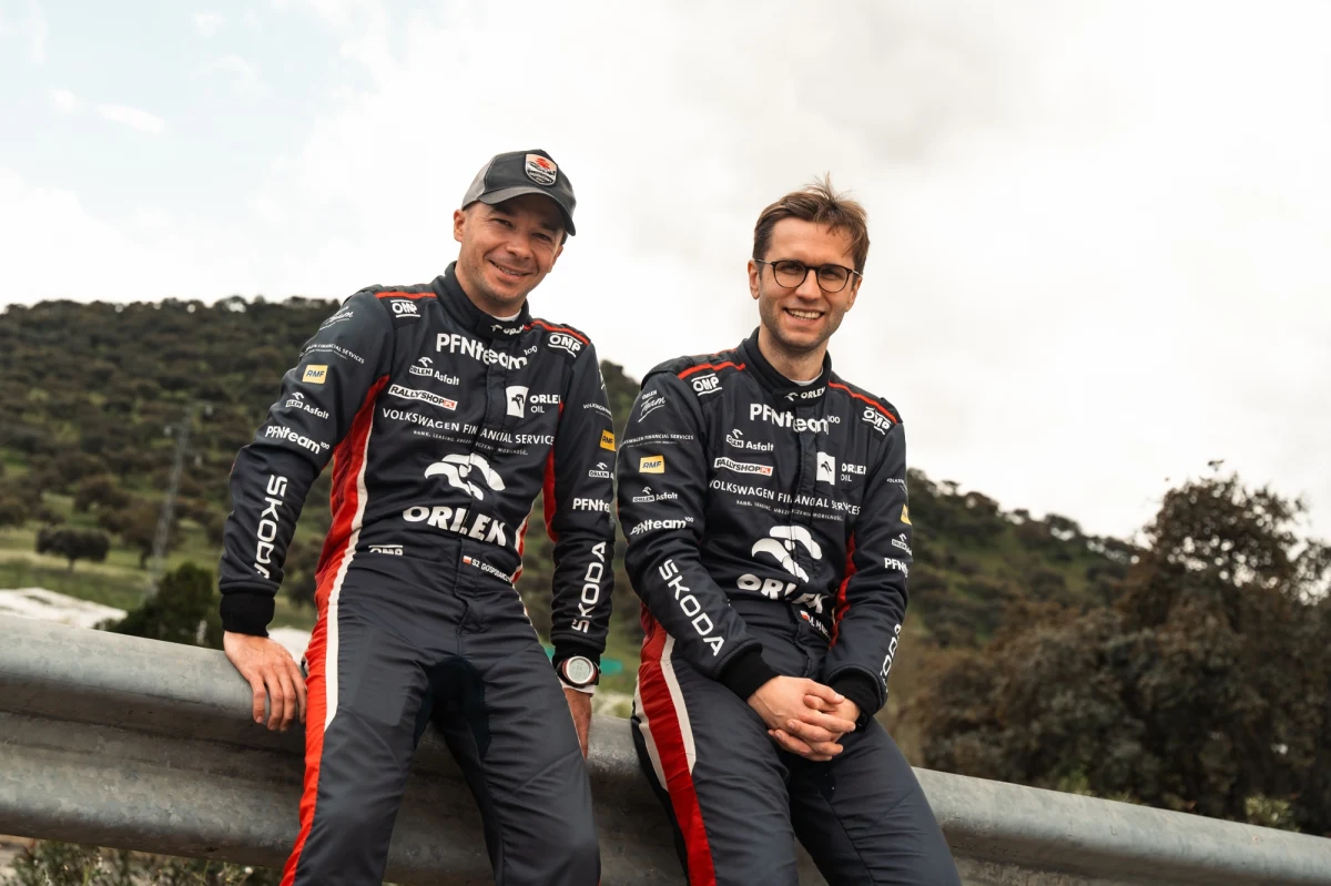 42. Rajd Sierra Morena otworzy w nadchodzący weekend nowy sezon Rajdowych Mistrzostw Europy (FIA ERC). Na starcie imprezy pojawią się m.in. Miko Marczyk i Szymon Gospodarczyk. Załoga ORLEN Team rozpoczyna tym samym swój czwarty sezon w najstarszym rajdowym cyklu na świecie. Intensywny okres przygotowawczy sprawił, że Miko i Szymon są gotowi na pierwsze poważne wyzwanie w tym roku.