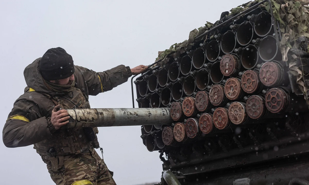 Francja - 2 mld, Szwecja - 1,5 mld, Niemcy - 12 mld euro w następnych latach. Wsparcie Ukrainy pakietami o takiej wartości zadeklarowały państwa europejskie. Informację przekazała w czwartek szefowa unijnej dyplomacji Kaja Kallas. Minister obrony narodowej Władysław Kosiniak-Kamysz zapowiedział, że inicjatywy takie jak misja szkolenia ukraińskich żołnierzy w krajach UE będą kontynuowane, dopóki taka potrzeba istnieje.