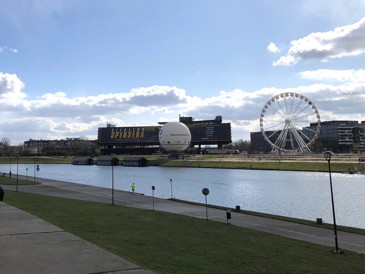 Jest termin otwarcia bulwarów nad Wisłą w okolicy budowy nowej kładki Kazimierz-Ludwinów w Krakowie. 30 kwietnia, jako pierwszy, zostanie otwarty bulwar Inflancki. Z kolei z bulwaru Wołyńskiego w pełni skorzystamy od 9 maja. To ważna informacja dla pieszych i rowerzystów, którzy w sezonie wiosenno-letnim chętnie spędzają czas nad Wisłą. 