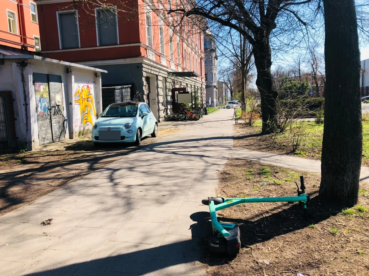 Wszechobecne, porzucone elektryczne hulajnogi - to problem polskich miast. W Łodzi ten problem ma rozwiązać ponad 300 specjalnych miejsc parkingowych, gdzie tylko i wyłącznie będzie można zostawić hulajnogę. Czy to się sprawdzi?