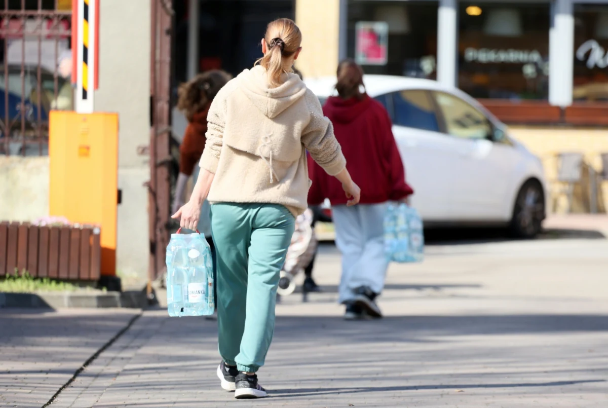 W piątek albo w sobotę mieszkańcy Otwocka dowiedzą się, czy woda dostarczana do ich mieszkań może być wykorzystywana do celów sanitarnych. Najwcześniej za tydzień może nadawać się do picia. "Dobrze jest, nie ma co narzekać, najważniejsze, że jest skąd brać tę wodę" - usłyszała w Otwocku reporterka RMF FM. Miasto organizuje dodatkową wodę dla przedsiębiorców.