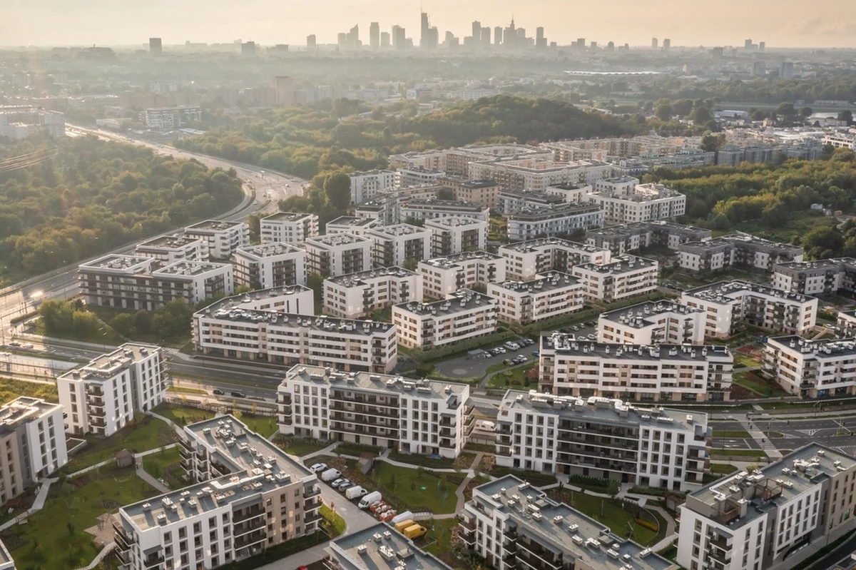 Deweloperzy mają zostać zobowiązani do ujawniania cen mieszkań w Internecie - przewiduje projekt ustawy przygotowany przez Polskę 2050. Brak ujawnionej ceny miałby grozić karą. Według zapowiedzi Katarzyny Pełczyńskiej-Nałęcz, Minister Funduszy i Polityki Regionalnej, zmiany mają szansę wejść w życie jeszcze w tym roku. "Możliwość poznania i porównania cen mieszkań, będzie zawsze z korzyścią dla poszukującego" - mówi w rozmowie z Tomaszem Weryńskim w internetowym radiu RMF24 Marcin Drogomirecki, ekspert rynku nieruchomości.