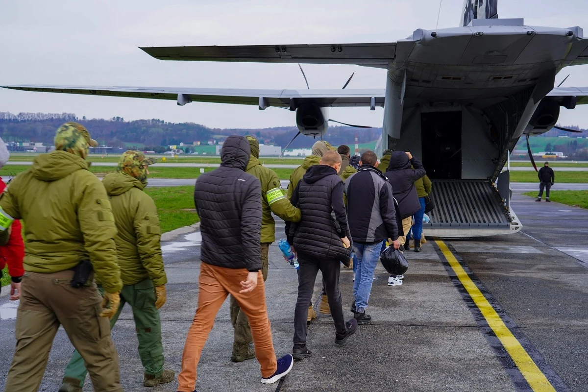 9 obywateli Mołdawii oraz 7 Gruzinów zostało w tym tygodniu deportowanych "pod przymusem" - poinformowano w piątek. Były to osoby zamieszane m.in. w przemyt ludzi i pomocnictwo w nielegalnym przekraczaniu granicy. Obcokrajowcy deportowani zostali z krakowskich Balic.