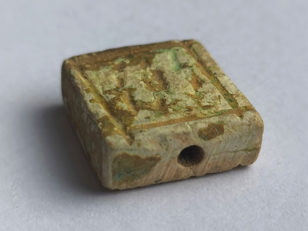 Egipski amulet w paczce. Przedmiot może mieć choćby 3 tysiące lat