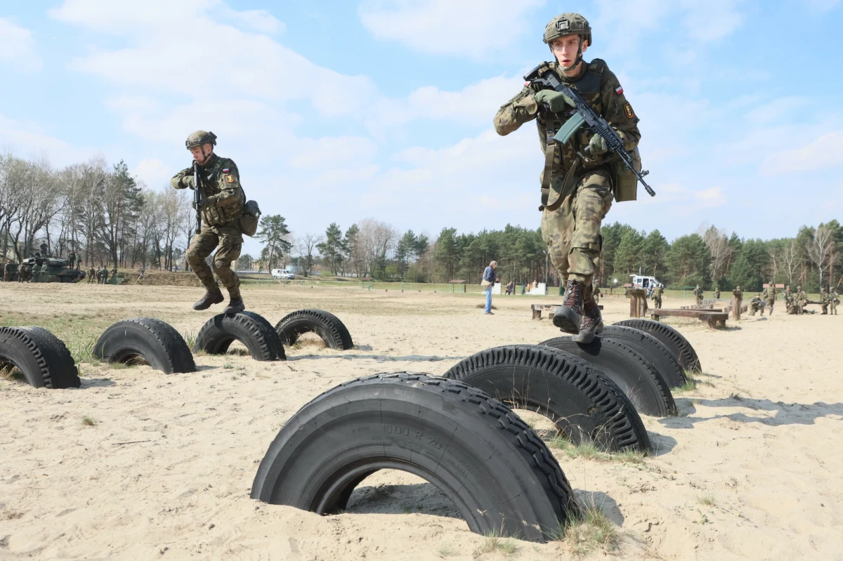 Bezpłatne, 8-godzinne szkolenia wojskowe, ruszają w sobotę, 5 kwietnia w ramach 6. edycji projektu "Trenuj z wojskiem". Szkolenia będą się odbywały w każdą sobotę aż do 5 lipca w jednostkach wojskowych w wybranych miastach w Polsce. Gdzie można przejść kurs? Czy są jeszcze wolne miejsca? Co obejmuje szkolenie?