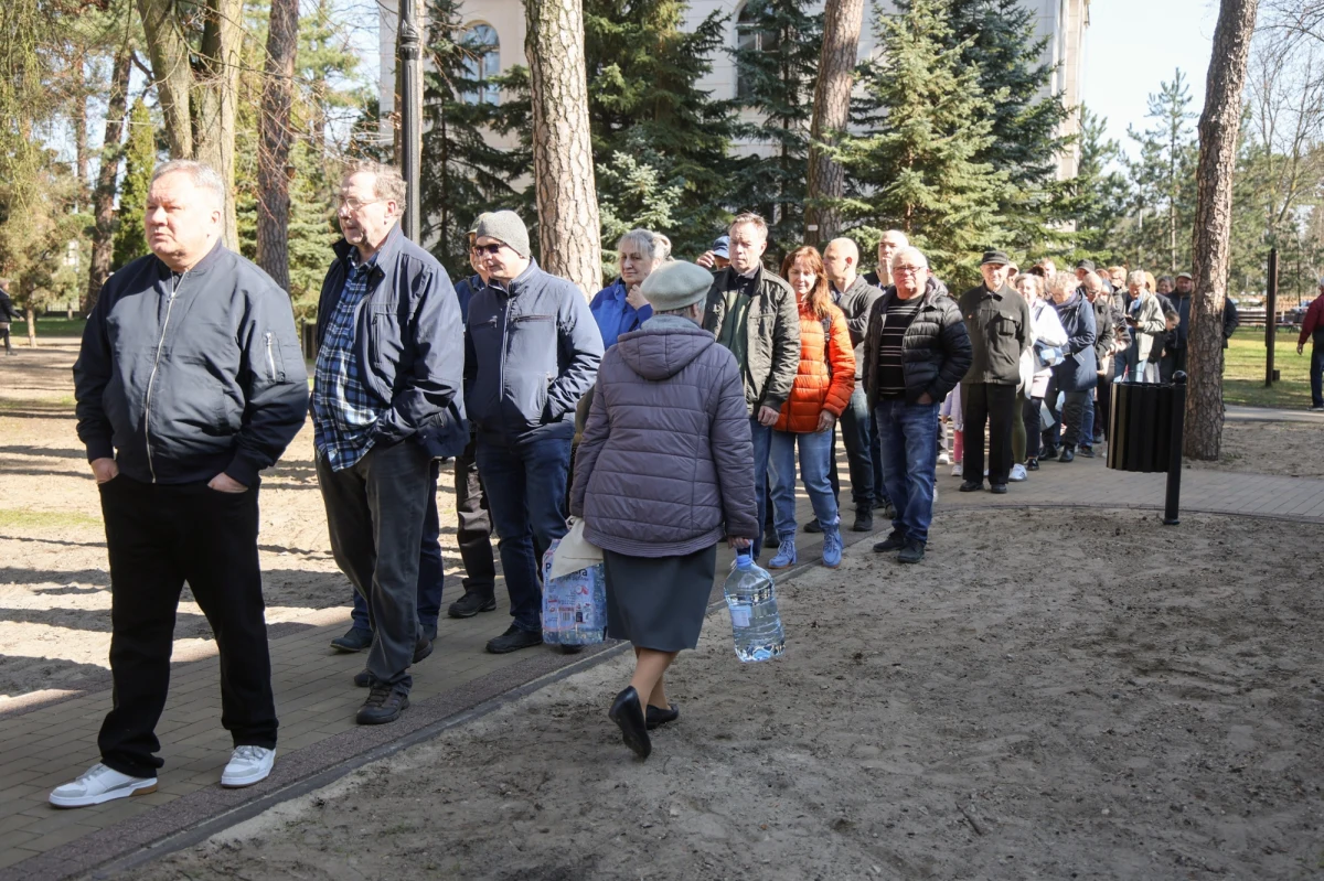 Piątek to trzeci dzień, kiedy mieszkańcy Otwocka i Karczewa (Mazowieckie) muszą nosić do swoich domów wodę. Po poważnej awarii wodociągów, tej z kranu nie wolno używać do spożycia, nawet po przegotowaniu. Nie wolno też korzystać z niej do celów sanitarnych, np. do mycia, zmywania czy prania. Burmistrz Karczewa powiedział, że woda będzie się nadawać do picia "w okolicach przyszłej soboty".