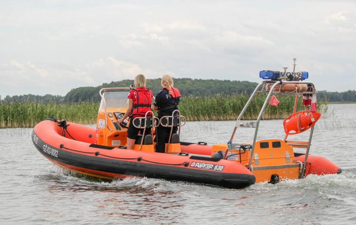 To dzięki nim wszyscy żeglarze i wypoczywający na szlaku Wielkich Jezior Mazurskich mogą czuć się bezpiecznie. Mowa o ratownikach Mazurskiego Ochotniczego Pogotowia Ratunkowego, którzy dzisiaj świętują ćwierć wieku istnienia. 
