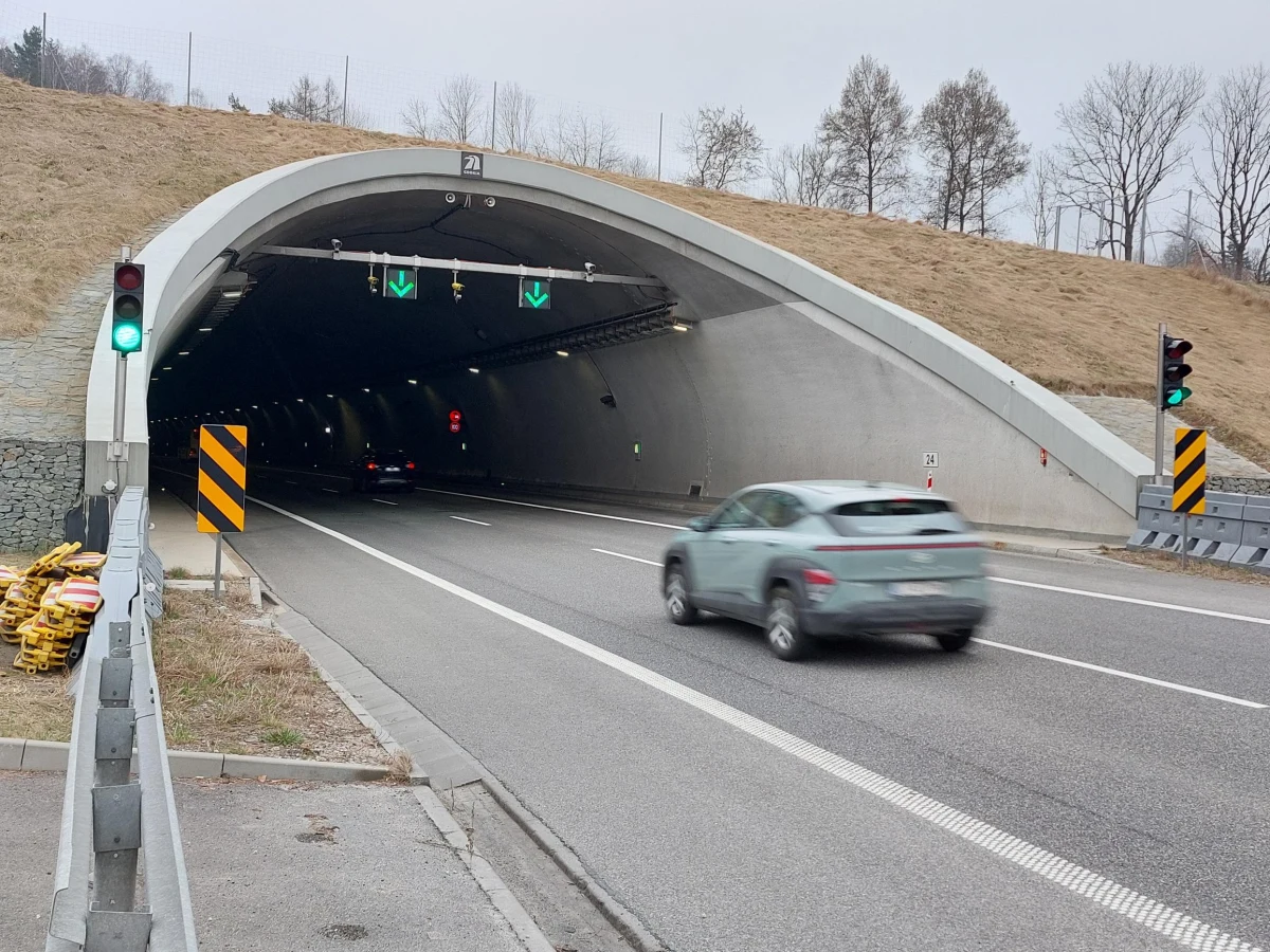 Kierowcy podróżujący zakopianką musieli się liczyć z chwilowymi utrudnieniami. W nocy z czwartku na piątek tunel pod Luboniem Małym na drodze ekspresowej S7 był zamknięty. Wszystko z powodu prac serwisowych. Co sprawdzano? 