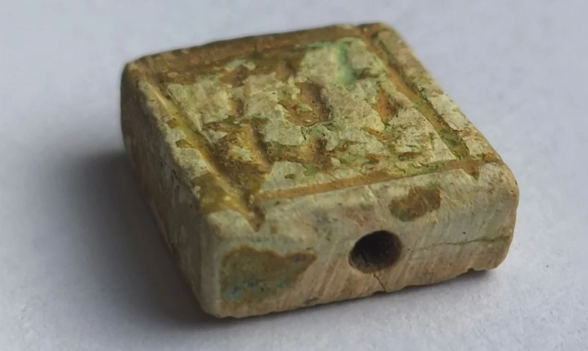 Starożytny amulet znaleźli w przesyłce pocztowej funkcjonariusze Krajowej Administracji Skarbowej ze Szczecina. Artefakt pochodzi ze starożytnego Egiptu. Może mieć nawet 3,5 tysiąca lat. Trafił do Polski z naruszeniem prawa.