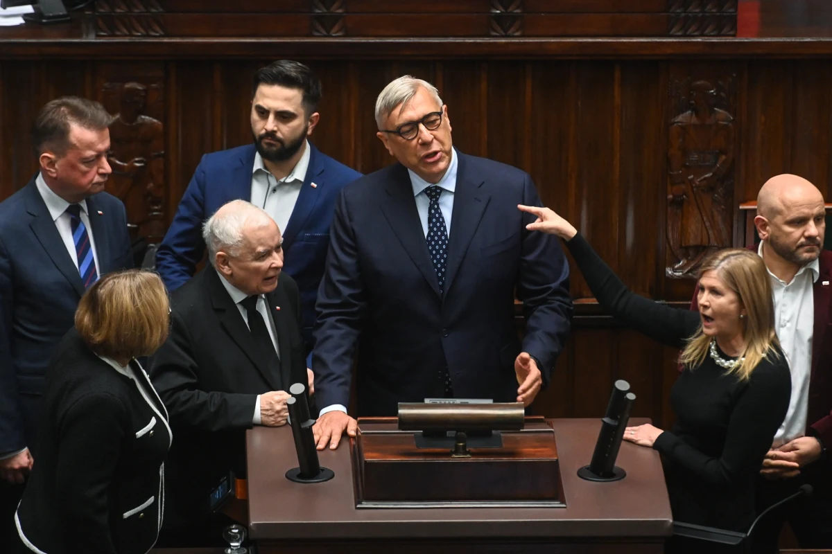 Jest kara za słowa o "sadyście" i "mordercy", które padły pod adresem Romana Giertycha podczas środowej awantury w Sejmie. Posłowie Jarosław Kaczyński i Iwona Arent z PiS stracą połowę uposażenia. W sumie dotyczy to trzech miesięcznych wynagrodzeń - przekazał wicemarszałek Sejmu Piotr Zgorzelski. W prokuraturze natomiast jest już zawiadomienie o możliwości popełnienia przestępstwa.