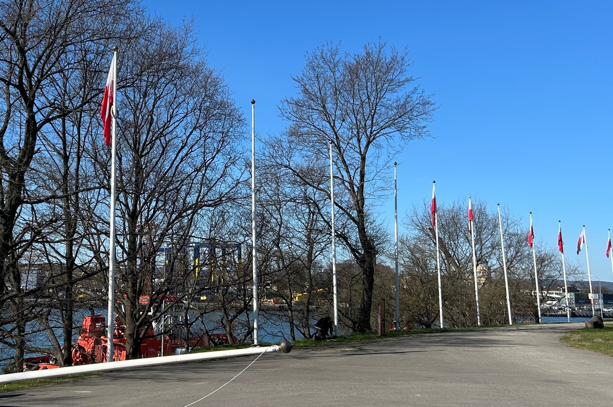 Naprawa zniszczonych flag. Smutny widok na Westerplatte