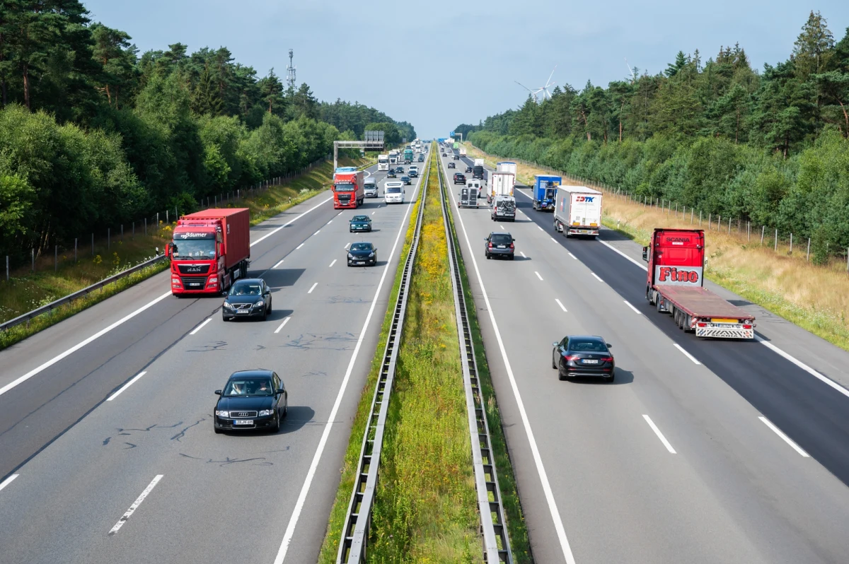 43-letni obywatel Białorusi, który pod wpływem alkoholu kierował ciężarówką na autostradzie A1, w ciągu 48 godzin od zatrzymania usłyszał wyrok. Było to możliwe dzięki wdrożeniu trybu przyspieszonego. Nieodpowiedzialny kierowca ma zakaz prowadzenia wszelkich pojazdów mechanicznych na 5 lat i musi zapłacić 5 tysięcy złotych grzywny.