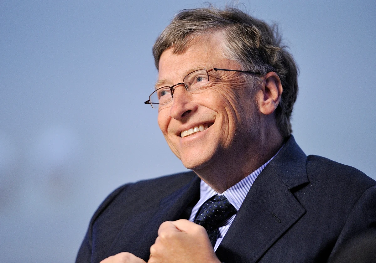 Bill Gates wraca myślami do kodu, który napisał 50 lat temu. To właśnie on stał się zalążkiem jednej z największych firm technologicznych na świecie. Wraz z Paulem Allenem stworzył Microsoft, który dziś świętuje pół wieku istnienia. Już w 1993 roku Gates przewidywał innowacje online, które miały zdefiniować XXI wiek. Jak się okazało, miał absolutną rację.