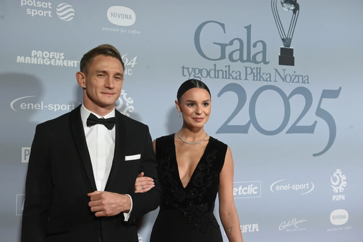 Jakub Rzeźniczak, były reprezentant Polski i wieloletni filar Legii Warszawa, oficjalnie dołącza do Stali Kraśnik. Doświadczony defensor podpisał kontrakt obowiązujący do końca obecnego sezonu, z opcją przedłużenia na kolejny rok. To transfer, który z pewnością odbije się szerokim echem - zarówno w regionie, jak i w całej piłkarskiej Polsce.