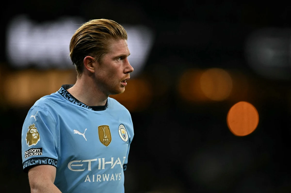 Kevin De Bruyne, jedna z najjaśniejszych gwiazd Manchesteru City, ogłosił, że obecny sezon będzie jego ostatnim w barwach tego klubu. 33-letni Belg wywalczył z "The Citizens" 16 trofeów, w tym sześć tytułów mistrza Anglii i jeden puchar za zwycięstwo w Lidze Mistrzów.