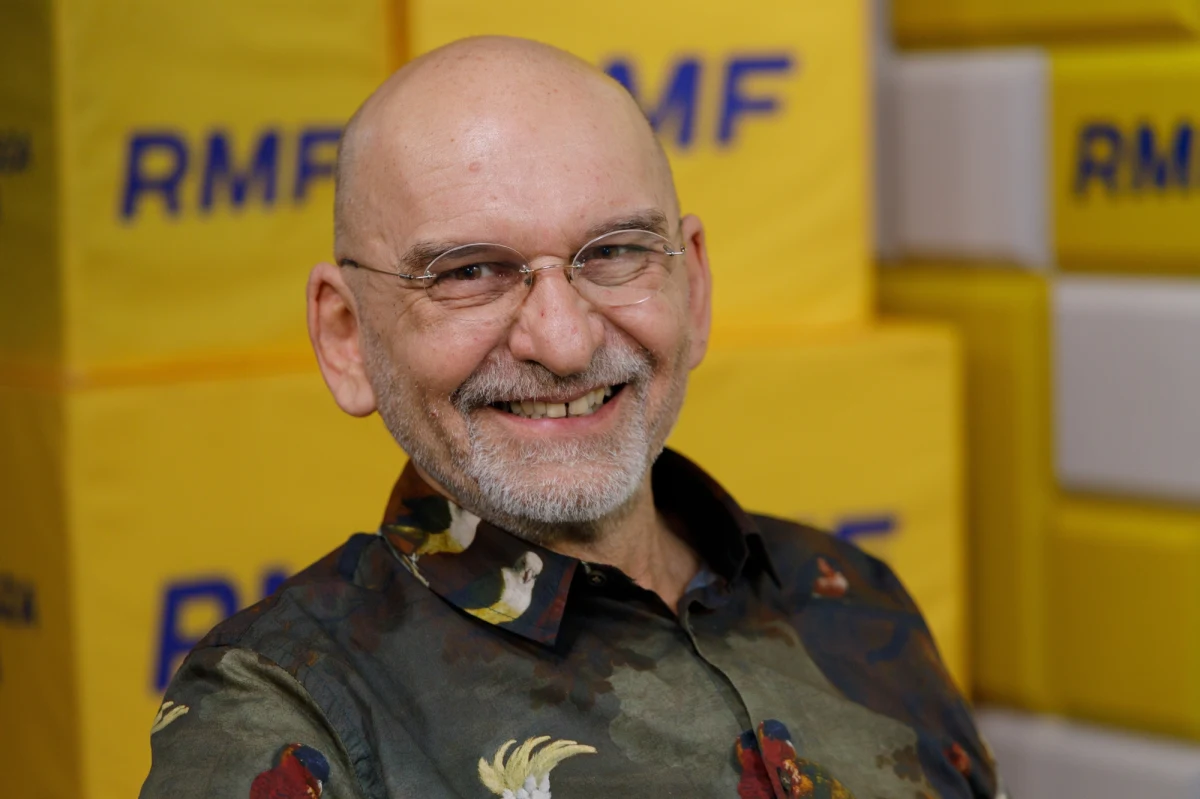 "Zostałem po to stworzony, żeby dawać ludziom radość. To czynię i będę czynił do ostatniej chwili mojego życia" - mówi Mariusz Czajka, gość podcastu Radia RMF24 "Co u nich słychać?". Kuba Śliwiński zaprosił do szczerej rozmowy aktora znanego z wielu ról, a także wielu twarzy, którym udzielał głosu. Jak wspomina wcielanie się w Robochłopa albo Kaczora Donalda? Pomimo licznych występów komediowych, tak naprawdę niedawno skończył się trudny okres w jego życiu.