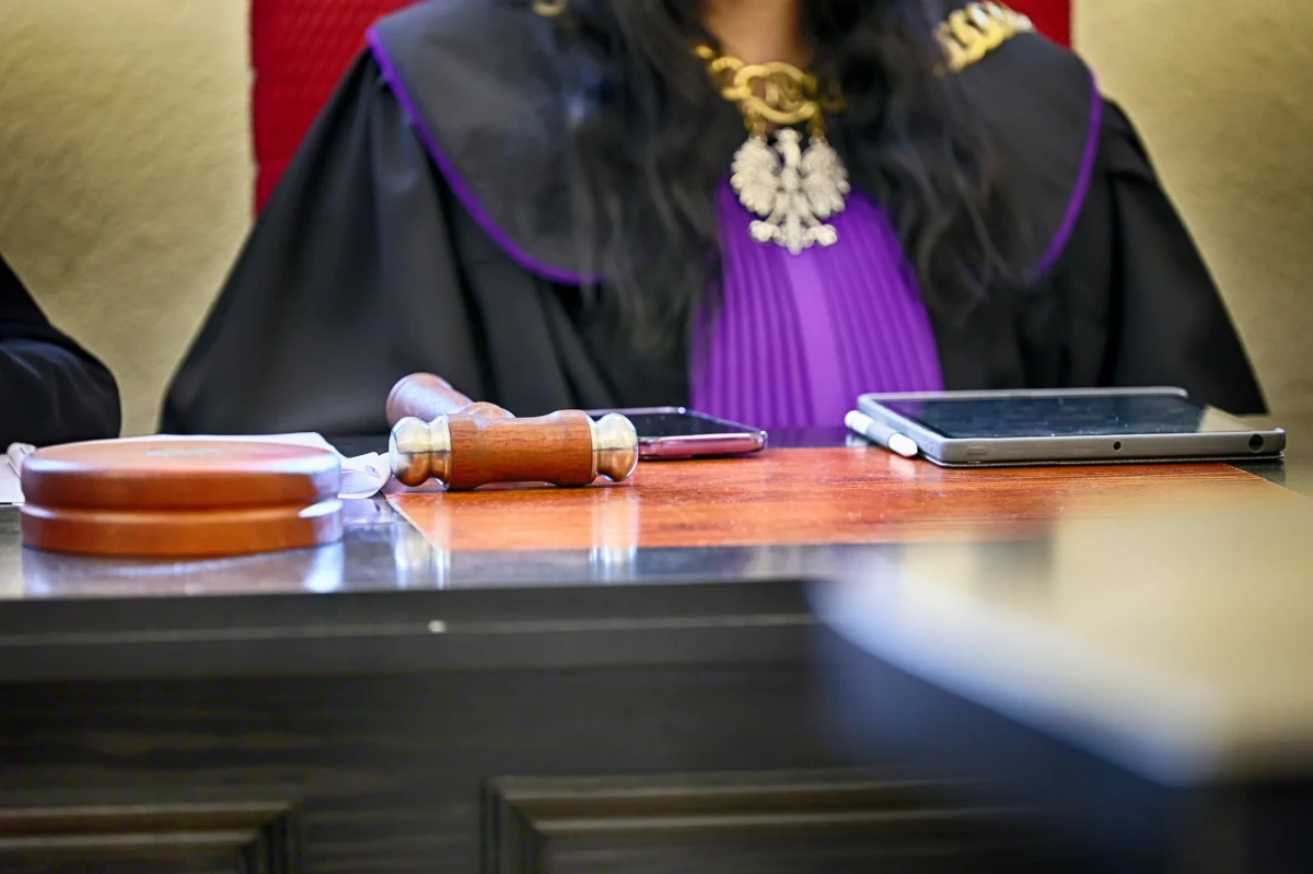 Sześć lat bezwzględnego więzienia, dożywotni zakaz prowadzenia pojazdów i zapłata 4 tys. zł tytułem nawiązki – taki wyrok usłyszała 28-latka, która w listopadzie 2024 r. śmiertelnie potrąciła rowerzystę w Kępnie (woj. wielkopolskie). Kobieta uciekła z miejsca zdarzenia i nie udzieliła pomocy mężczyźnie.