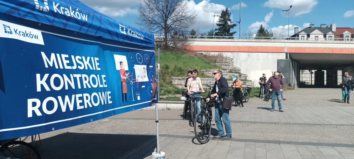 W Krakowie można bezpłatnie zrobić przegląd swojego roweru po zimie. W najbliższym czasie specjalne mobilne stacje rowerowe będą pojawiały się w różnych częściach miasta. Eksperci w kilka minut sprawdzą stan jednośladów.