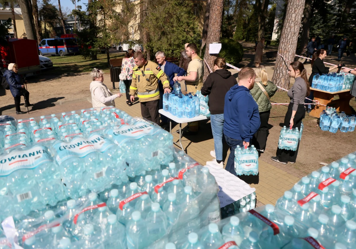 Prokuratura wszczęła śledztwo w sprawie awarii stacji uzdatniania wody w Otwocku. Od środy mieszkańcy Otwocka i gminy Karczew (woj. mazowieckie) borykają się z poważnym problemem - woda z kranu stała się niezdatna do celów sanitarnych i spożywczych.