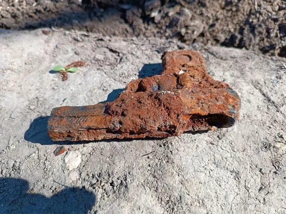 Skorodowany pistolet wykopała w centrum Warszawy pracowniczka firmy zajmującej się utrzymaniem zieleni. Broń trafiła już w ręce mundurowych.