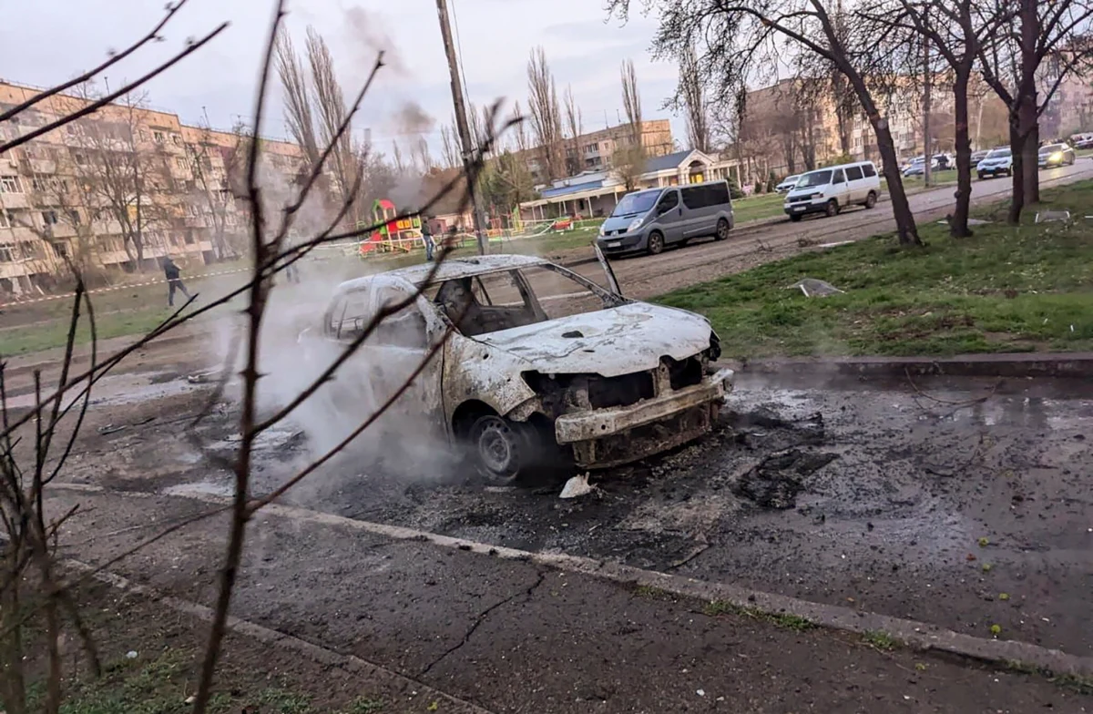Co najmniej 19 osób zginęło, a ponad 50 zostało rannych - to bilans piątkowego ataku rakietowego sił rosyjskich na Krzywy Róg, miasto położone w środkowej Ukrainie. Wśród zabitych jest sześcioro dzieci. Administracja wojskowa obwodu dniepropietrowskiego poinformowała, że w piątek wieczorem Rosjanie zaatakowali miasto po raz drugi. Krawe były także nocne ataki na Charków, gdzie zginęło pięć osób.