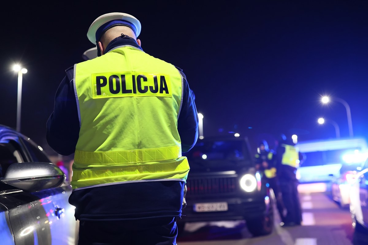 Groźne sceny na ulicach Warszawy. Szarpanina z bronią w tle