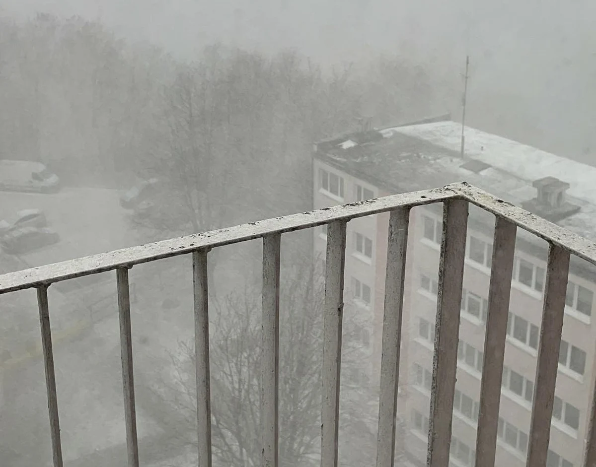 W sobotni poranek mieszkańcy Olsztyna zostali zaskoczeni przez niecodzienne zjawisko pogodowe. Nad miastem przeszła burza, której towarzyszyły silny wiatr i intensywne opady śniegu. 