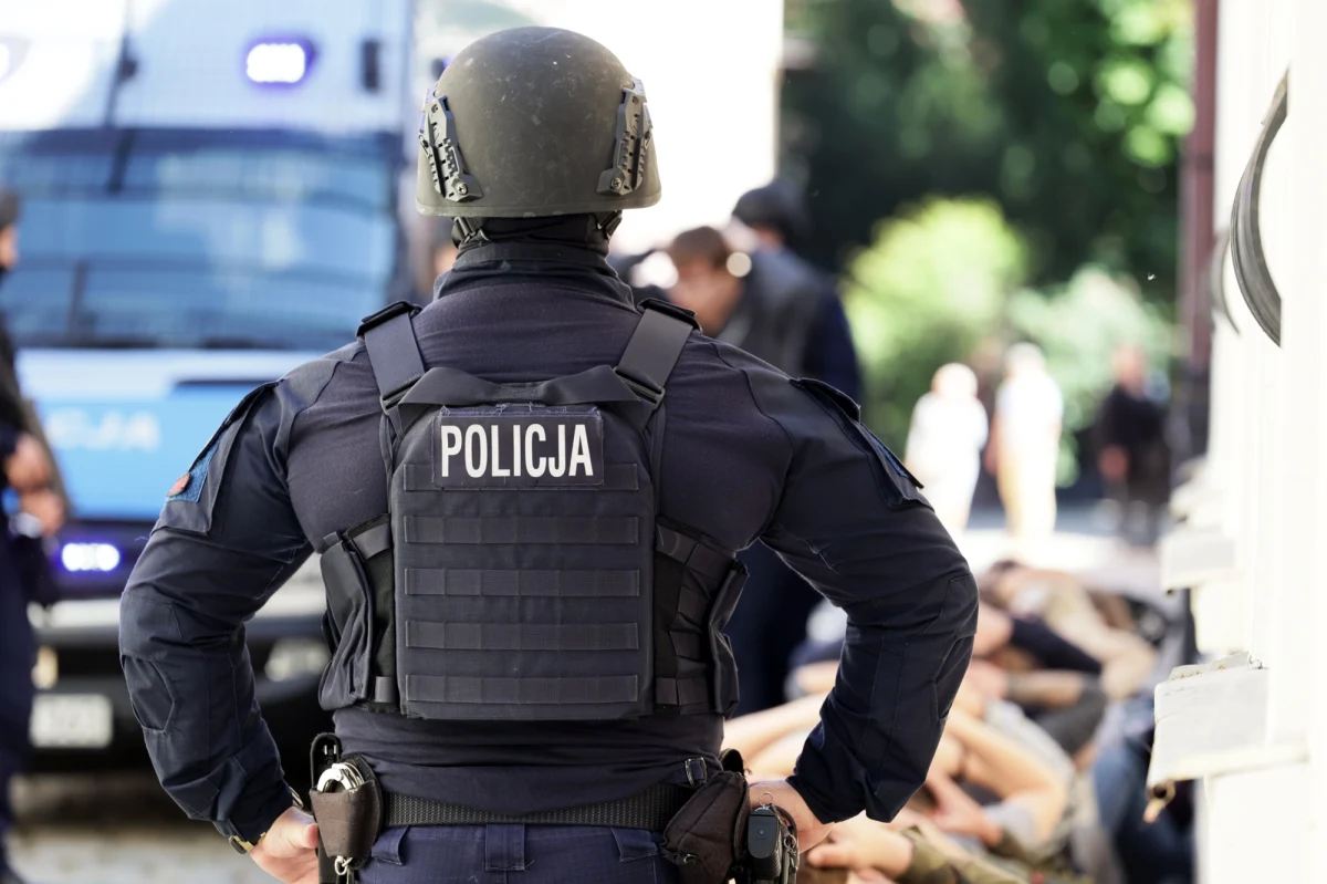 Opolscy i dolnośląscy policjanci zapobiegli kilkusetosobowej ustawce pseudokibiców. Jak dowiedział się reporter RMF FM, do starcia między zwaśnionymi fanatykami klubów piłkarskich miało dojść w okolicach autostrady A4 niedaleko miejscowości Szydłów. 