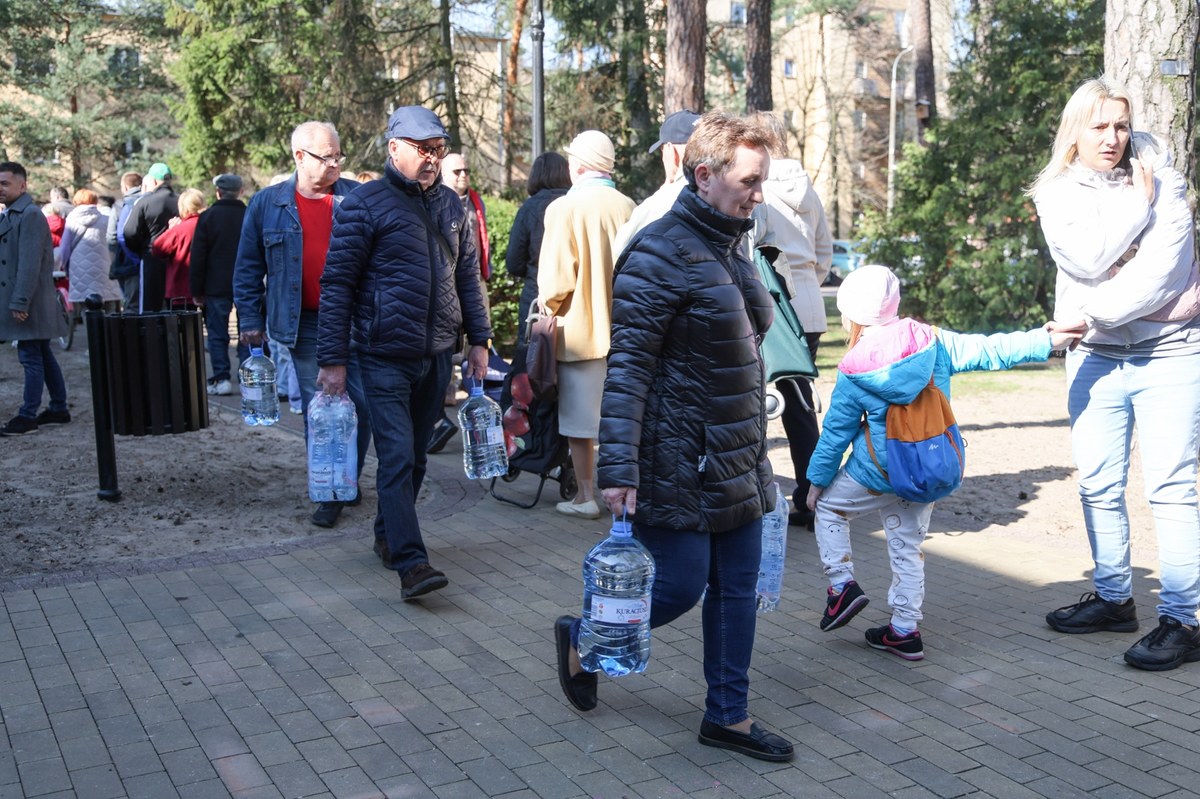 Dopiero we wtorek będą znane wyniki badań wody prowadzone przez sanepid. Wówczas zapadnie decyzja o ewentualnej przydatności wody zarówno do celów sanitarnych, jak i do spożycia - poinformował w sobotę prezydent Otwocka Jarosław Margielski. O tym, że woda w Otwocku i Karczewie jest niezdatna do spożycia i do celów sanitarno-bytowych, poinformowało w środę rano Rządowe Centrum Bezpieczeństwa.