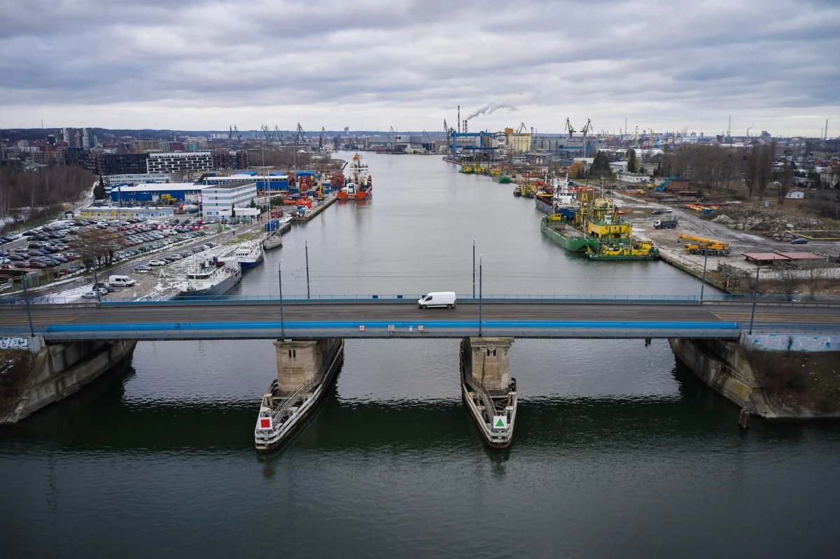 Wstrzymano przeprawę promową przy moście Siennickim w Gdańsku. Powodem są gwałtowne porywy wiatru. Do wieczora niemal w całej wschodniej części kraju, obowiązują alerty IMGW ostrzegające przed silnym wiatrem.