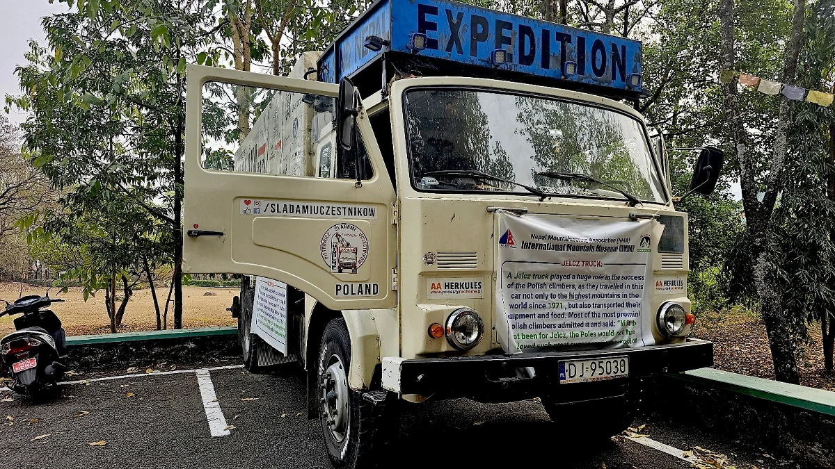 „Jelonek (zdrobniała ksywka Jelcza) wraca do Polski, ponieważ ma nadal promować naszą piękną himalajską historię” - mówi radiu RMF FM Maciej Pietrowicz, organizator niezwykłego przedsięwzięcia  „Jelczem w Himalaje. Śladami uczestników” na pamiątkę wyprawy himalajskiej Jeleniogórskiego Klubu Wysokogórskiego na Annapurnę Południową w 1979 roku. 