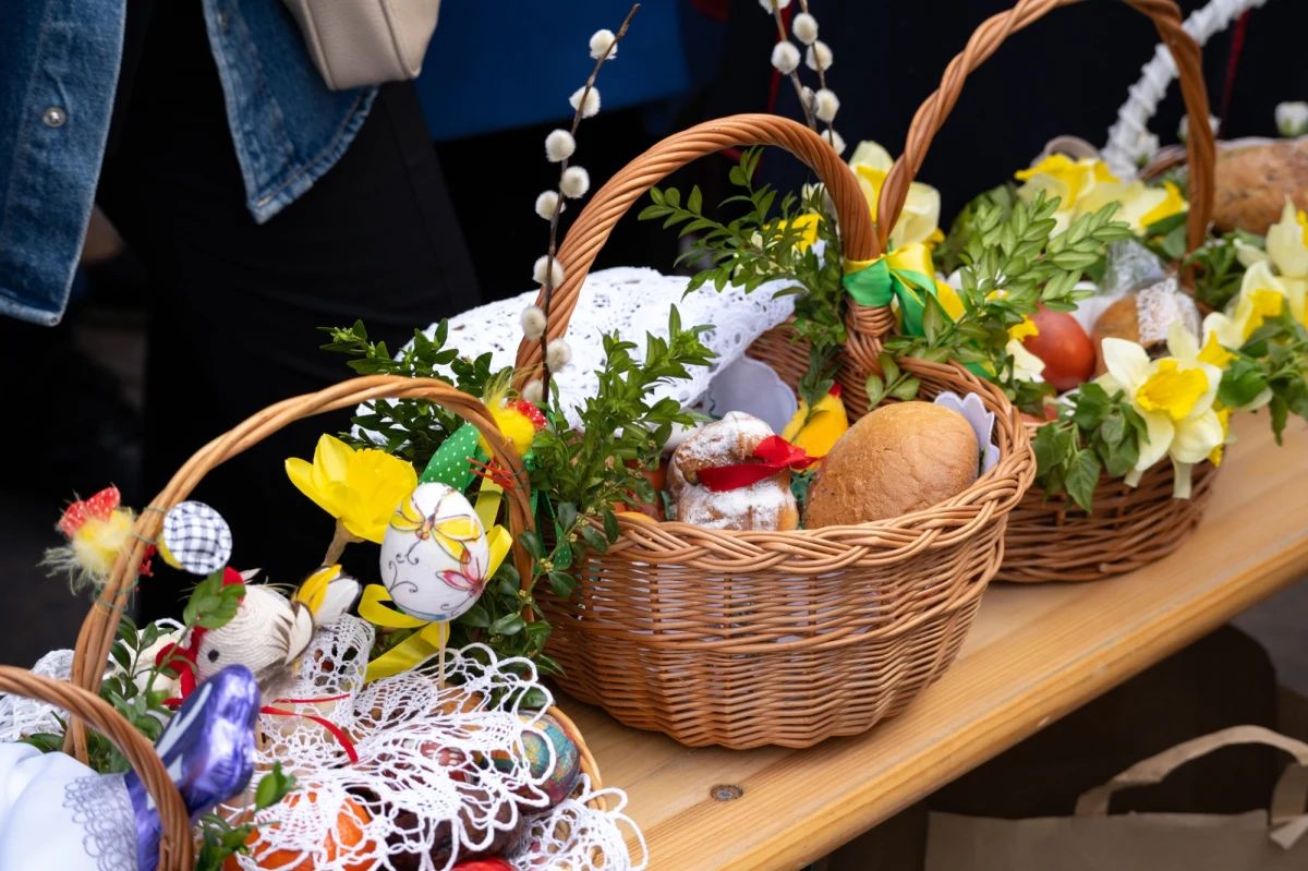 Wielkanocna tradycja święcenia pokarmów w Wielką Sobotę to jeden z najbardziej urokliwych i kolorowych elementów świąt. Koszyczek wypełniony smakołykami, które później znajdą się na świątecznym stole, to nie tylko piękny zwyczaj, ale także głęboko zakorzeniona tradycja. Co zatem powinno znaleźć się w tym symbolicznym koszyczku, aby święto było pełne?